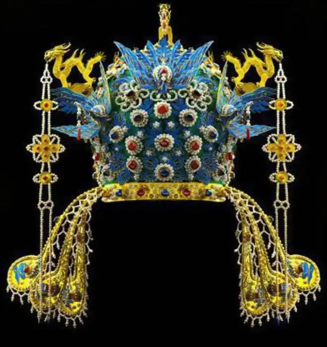 凤冠古代皇帝后妃的冠饰其上饰有凤凰样珠宝