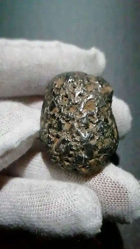 分享一颗精品品相中的碳镍碳质石陨石,喜欢的石友藏友点赞鼓励不同