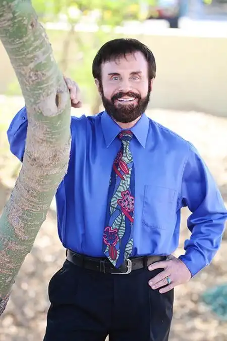 (周一),在该疗养中心任职多年的ceo比尔蒂蒙斯(bill timmons)宣布辞职