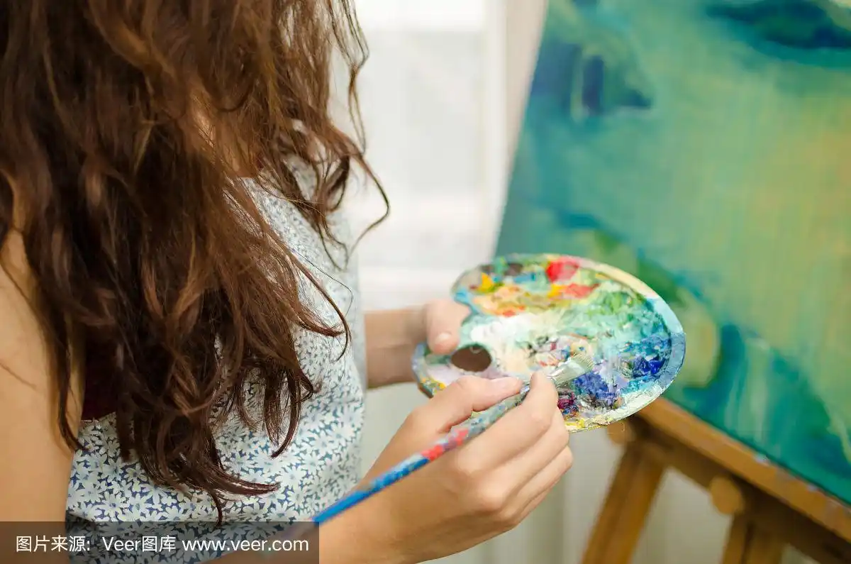 拿着调色板画画的女人