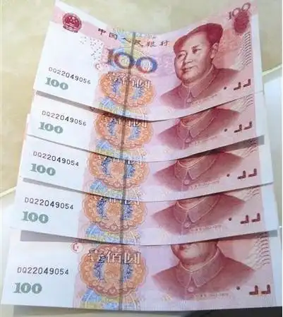 莞讯网: 黄江的王小姐,从银行柜员机取1000元现金,中途坐了一次