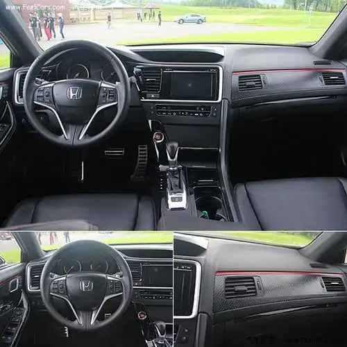 全新思铂睿si车型内饰中控面板采用了大面积碳纤维饰板显得更为运动