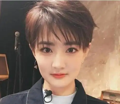 前面的假小子短发刘海是轻薄式的刘海,这样的流行假小子发型经过简单
