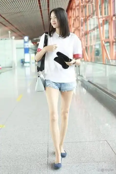 张梓琳亲晒家庭度假照,女儿俏皮泳装打扮超萌!