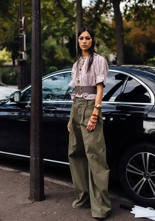 工装裤怎么搭配好看?配露腰上衣又酷又潮,搭衬衫舒适有型