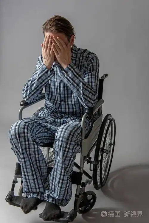 用手遮住脸的椅子上的悲观瘸子