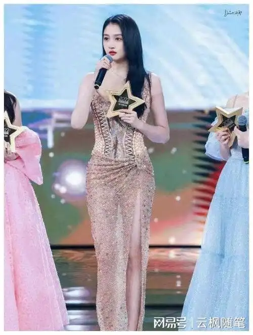 关晓彤也没逃过品牌方的金钱诱惑同样穿上了透视开衩裙