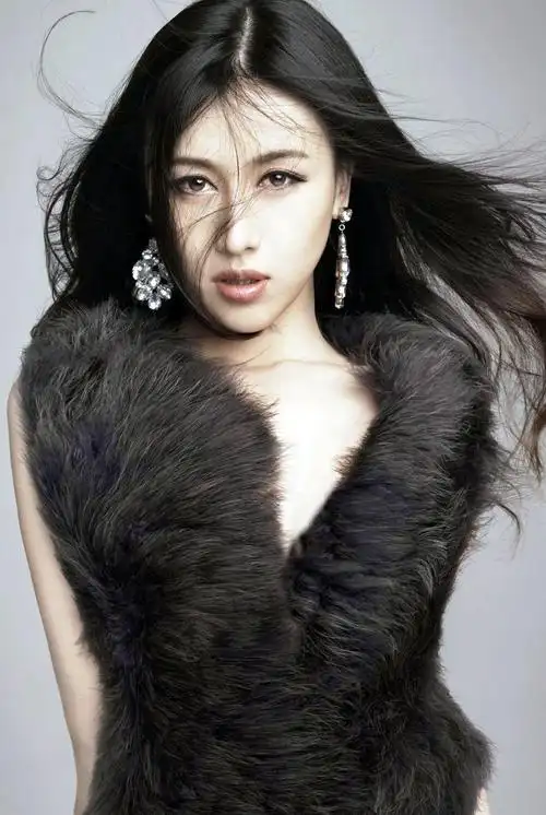 棚拍镜头下的气质美艳长发气质女神