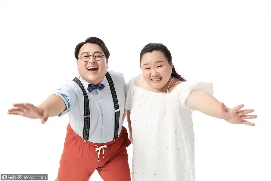 开心活泼肥胖男女互动情侣