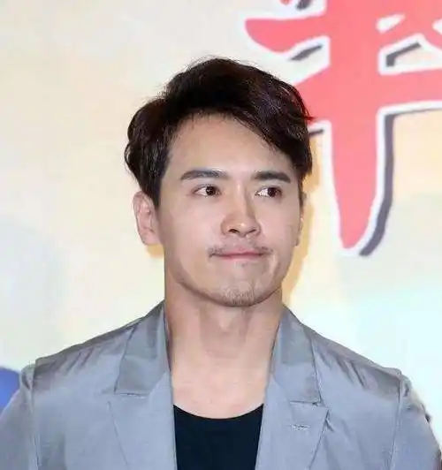 高云翔消失近半年后高调发自拍,一个小举动尽显绅士_董璇_女儿_日子