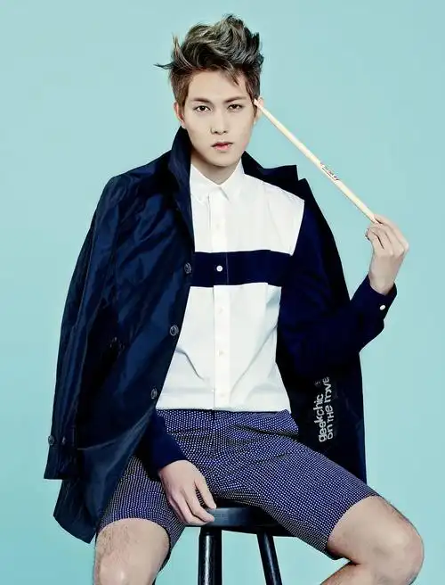 p>李宗泫,1990年5月15日出生于韩国釜山,歌手,音乐制作人,演员,原