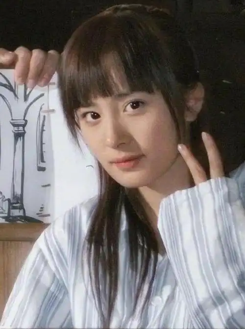 照片中杨幂这无比光滑细嫩无毛孔的容颜首先就足以令人羡慕了,如此