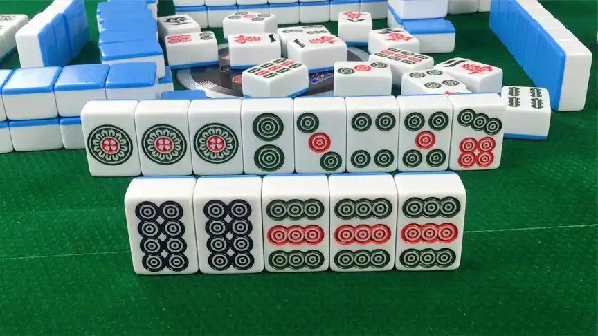 打麻将要有点眼力劲,老妹这手清一色听口,你有没有发现问题