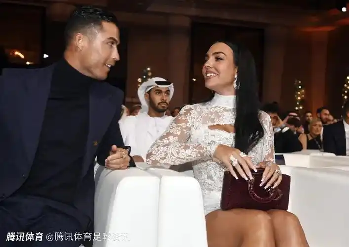 乔治娜晒与c罗亲密合影陪伴世界最佳一生的挚爱