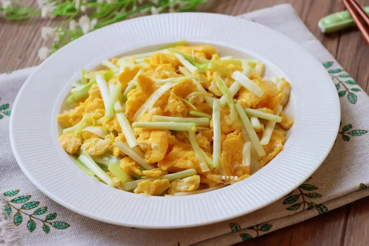 韭黄炒蛋,有人先炒韭黄有人先炒蛋,其实都错了!难怪炒得不好吃