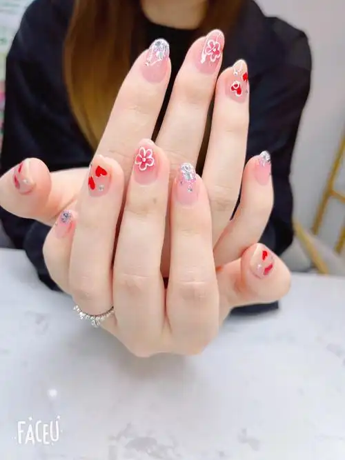 果冻色爱心美甲