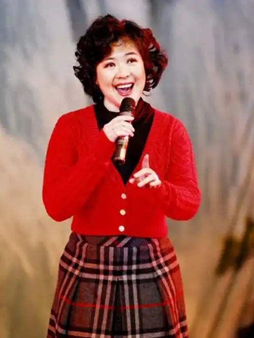 作为我国非常优秀的一位女高音歌唱演员著名歌唱家万山红不仅深受大众