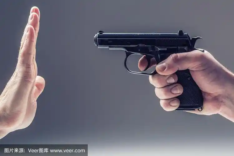 男人的手拿着枪.