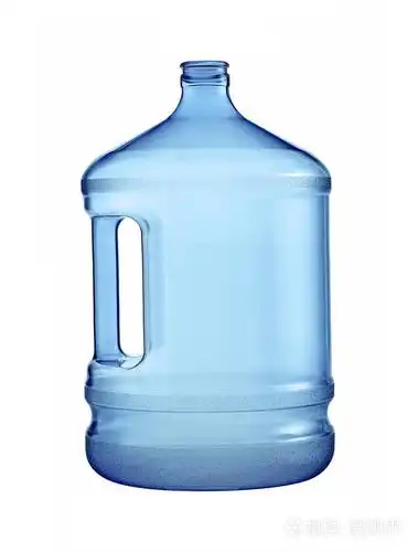 大瓶水隔绝在白色背景上