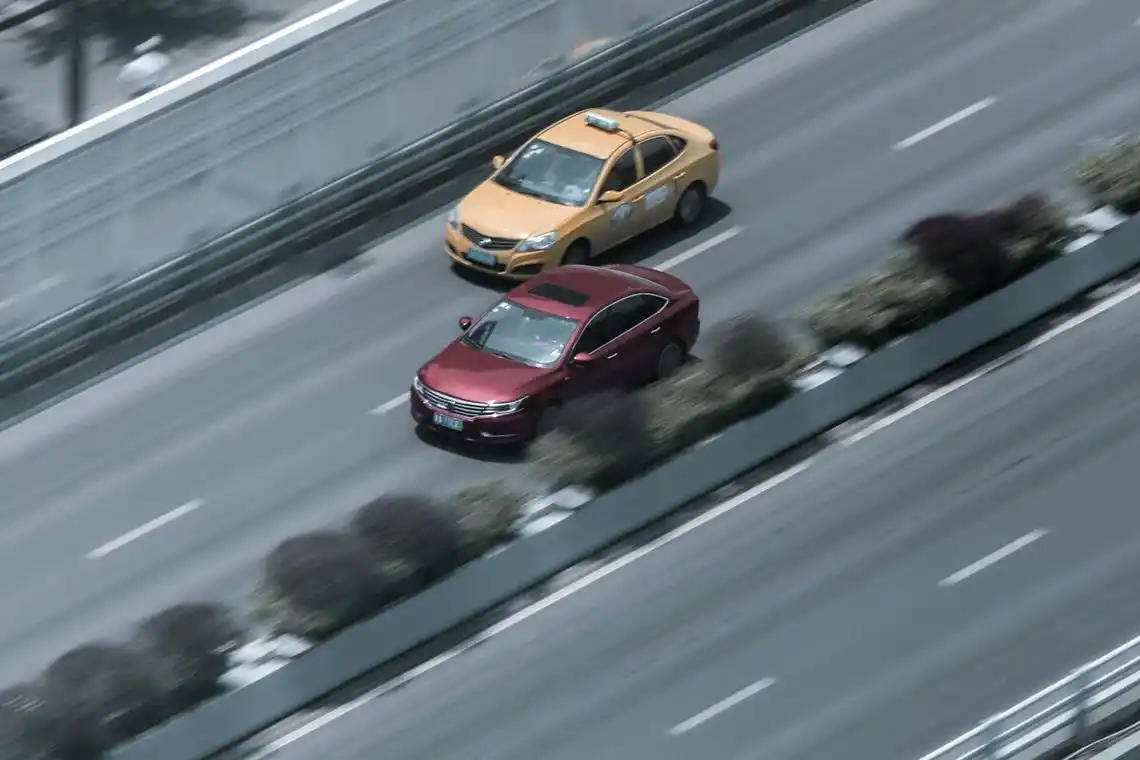 马路上快速行驶的汽车,运气不错,酒店高层上的拍摄角度.