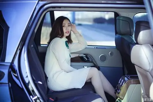 王者最美单身女孩为18款揽胜点赞多角度私拍揽胜大片