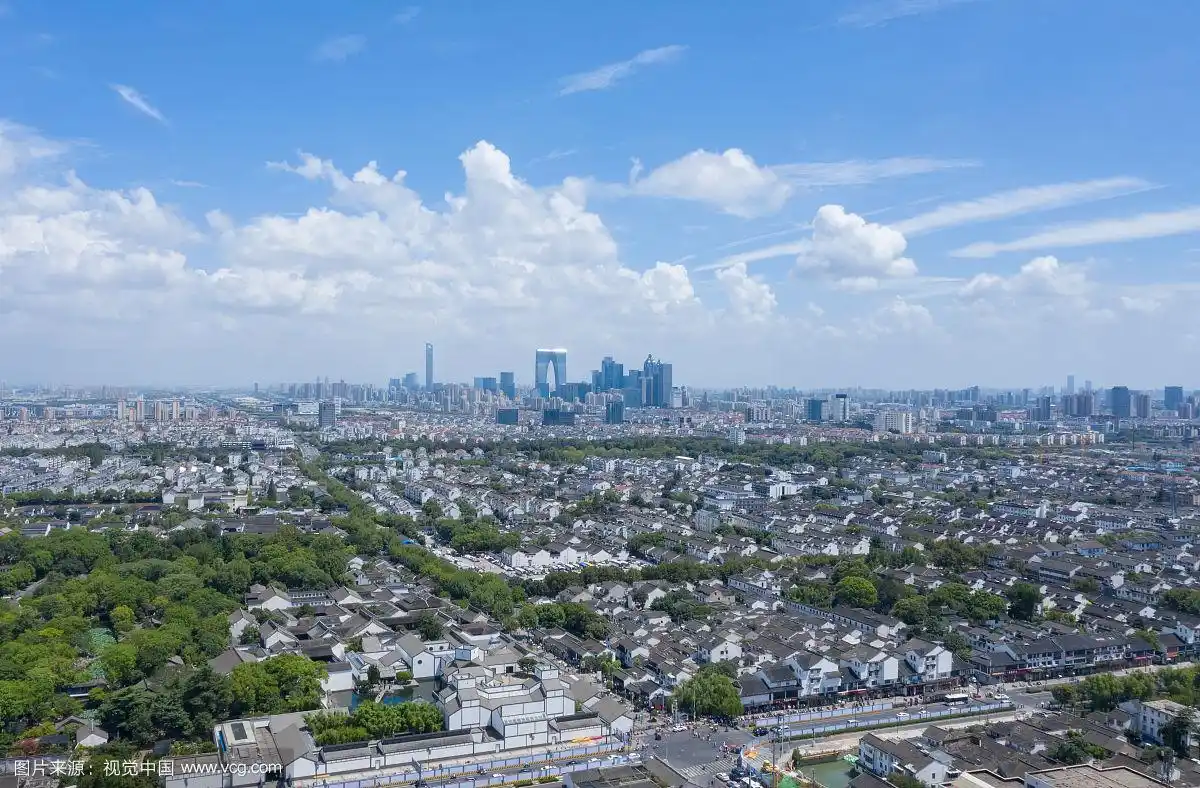 航拍苏州城市市区的现代城市风光