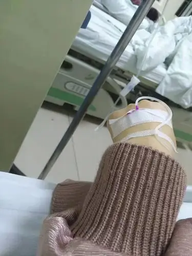 请假糊弄老板求医院就诊打针图