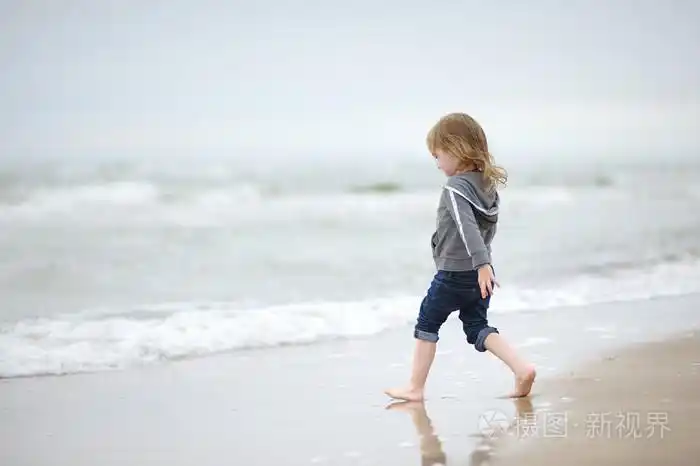 在海滩上玩的可爱女孩