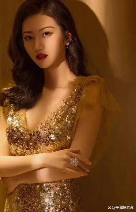 景甜分手后自曝单身,v领裙照片引发网友关切,张继科会后悔吗