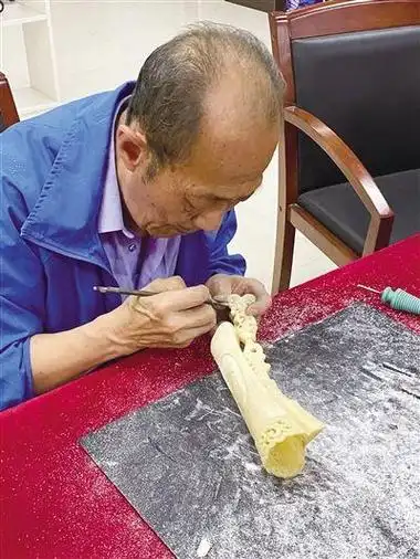 牛骨雕刻:以刀为笔 琢骨生花|骨雕|骨雕仕女简册_新浪新闻