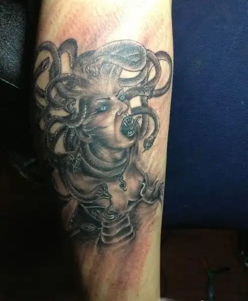 小腿美杜莎纹身图案