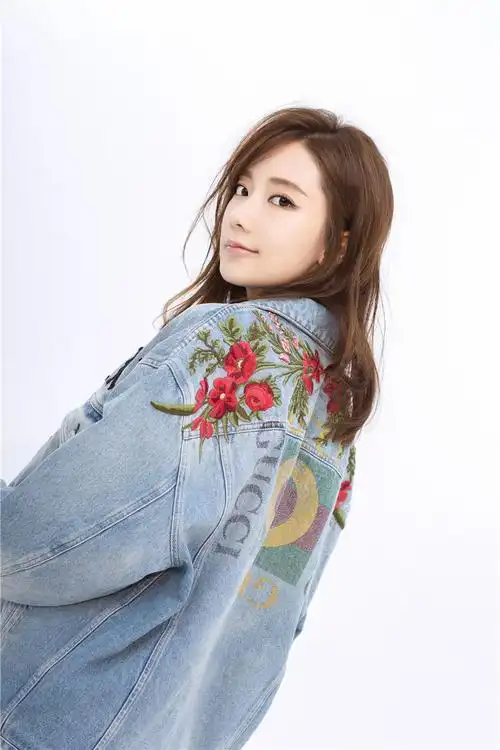 王萌黎曝写真大片 变摩登女郎玩转轻熟风