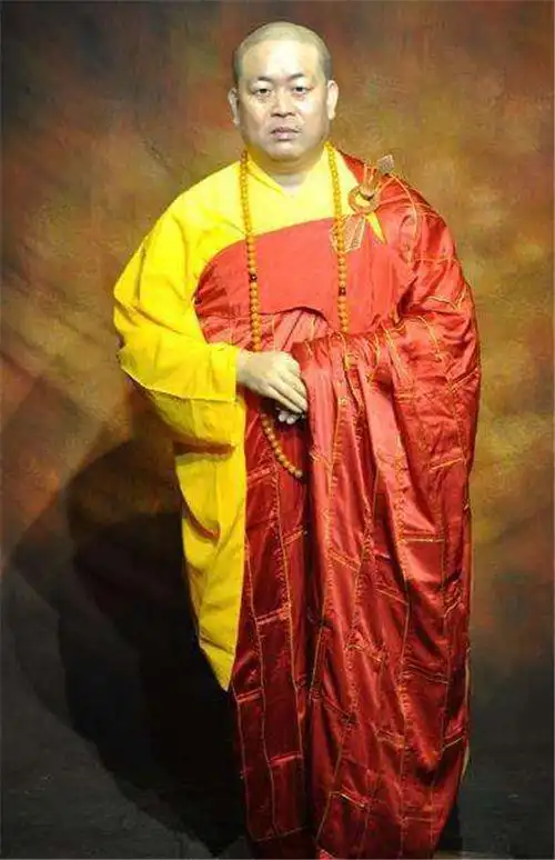 释永信的袈裟有多奢华玉环用翡翠打造配钩用18k金估价55万