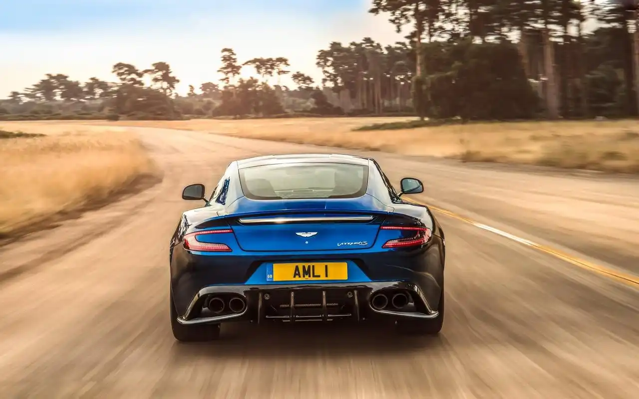 阿斯顿马丁魅力炫酷跑车汽车壁纸高清下载