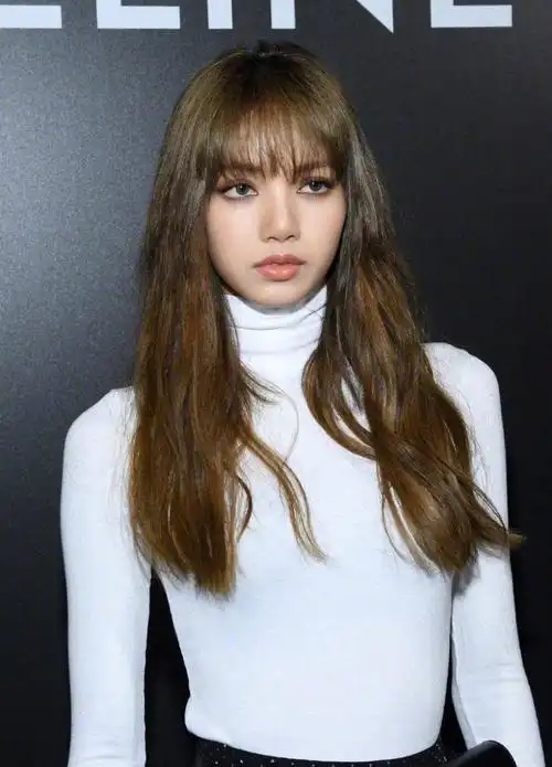 原创22岁lisa白衣黑裙看秀,秀51厘米"蚂蚁"腰,外网生图美得太精致