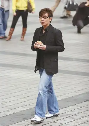 品冠拍电影走在街上无人识 天气太潮长湿疹(图)