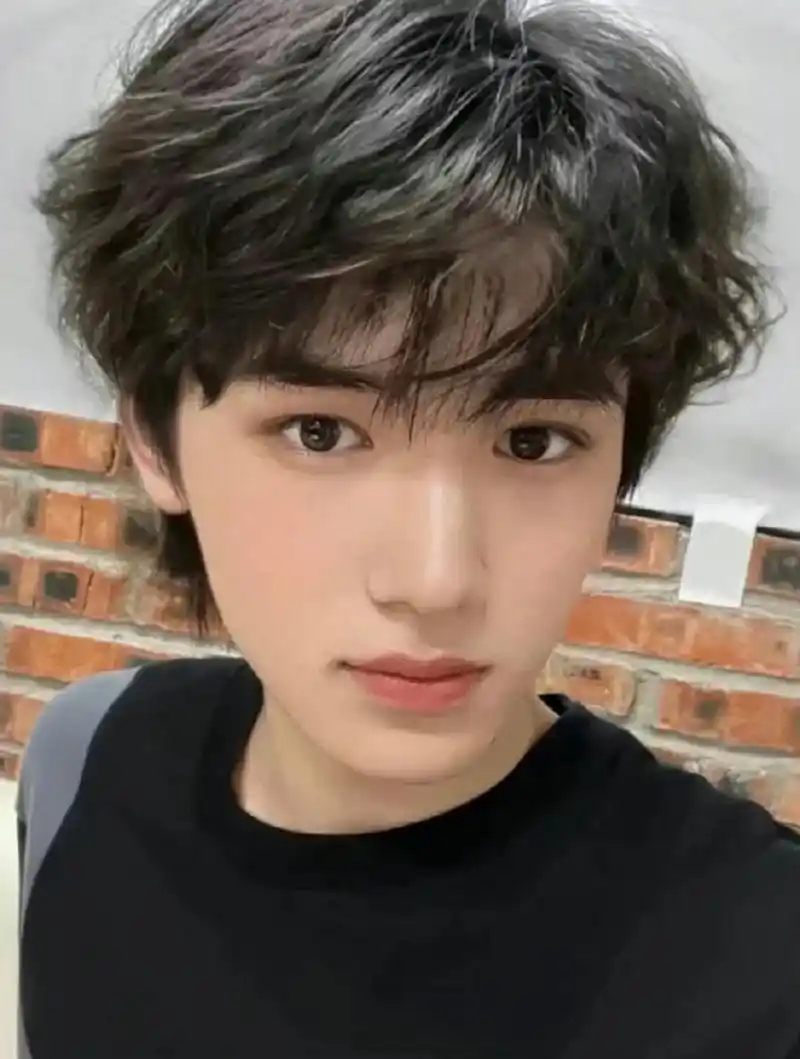 星闻#  分享一些宋亚轩的照片~ 不得不说他长得还是挺帅的!