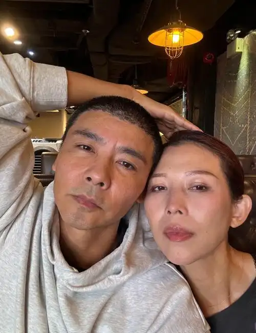 蔡少芬51岁,张晋50岁,他俩不仅年龄相差不大,长得也越来越像了,这就是