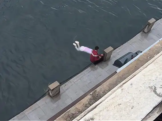 14岁女孩"跳河"致2人溺亡,法院:家属赔偿10万!_腾讯新闻