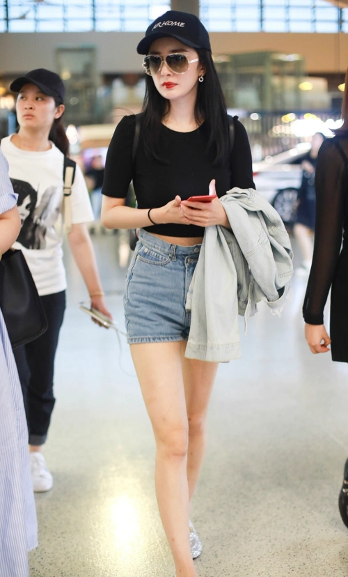 杨幂现身机场,网友,整个机场都被你吸引,这黑t恤简直完美