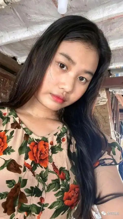 缅甸性感姑娘生两娃s曲线仍火辣露长腿姿势妩媚