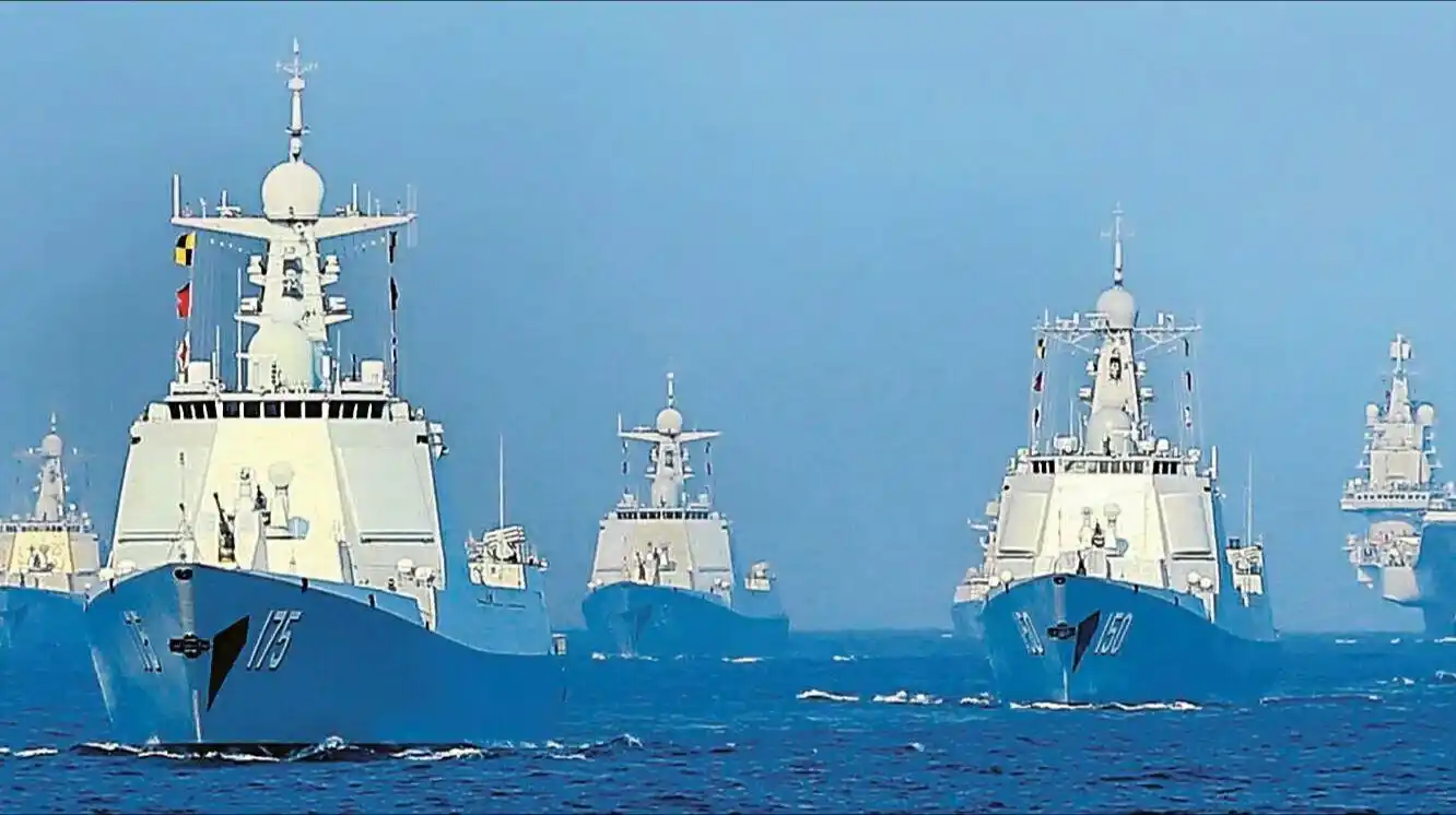 航行中的中国海军编队:战舰成群,威风凛凛