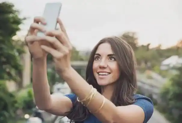 举起手机自拍前这些技巧你得掌握