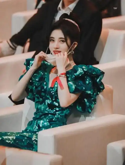 鞠婧祎被扒穿20cm鞋跟的恨天高走红毯这是真实存在的鞋子吗