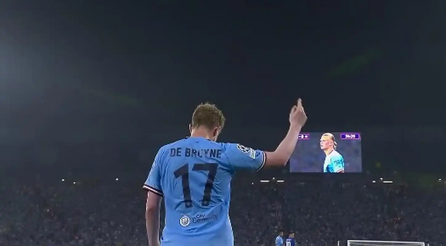 曼城中场核心德布劳内第35分钟因伤要求被换下,福登替补上场