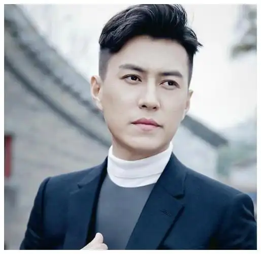 靳东的长相和气质完美诠释了何为成功人士,内敛成熟,温柔体贴,又不失
