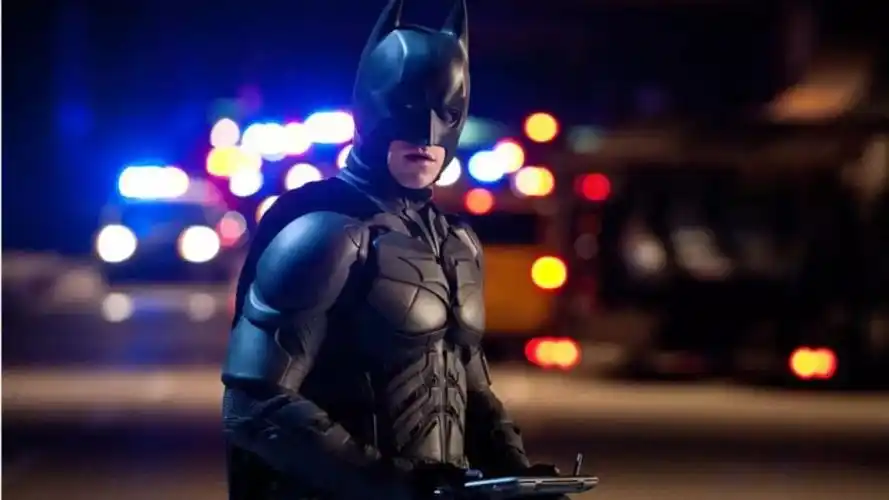 《蝙蝠侠:黑暗骑士崛起》蝙蝠侠猫女联合拯救世界一代传奇的终结