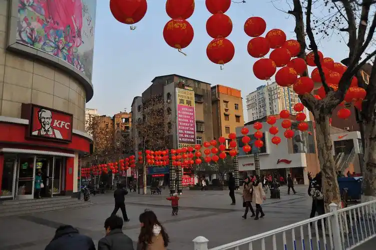 宜昌步行街——火红灯笼高高挂