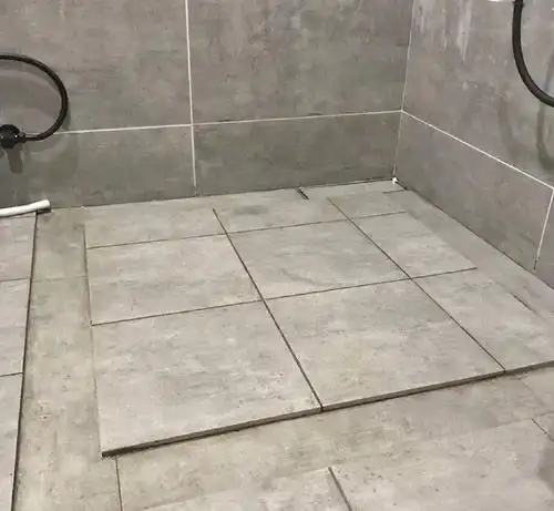 卫生间地面别再贴瓷砖了,头次见有钱人这样设计,下水快又防滑