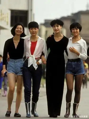 时尚就是一个轮回!看90年代街头潮人们的穿搭,也太时髦了吧